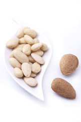 mandorle sgusciate e pelate