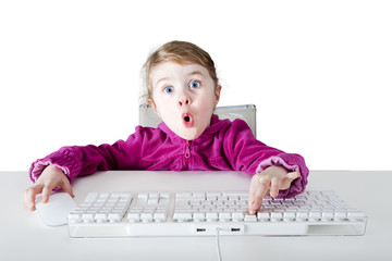 Bambina sorpresa davanti al computer