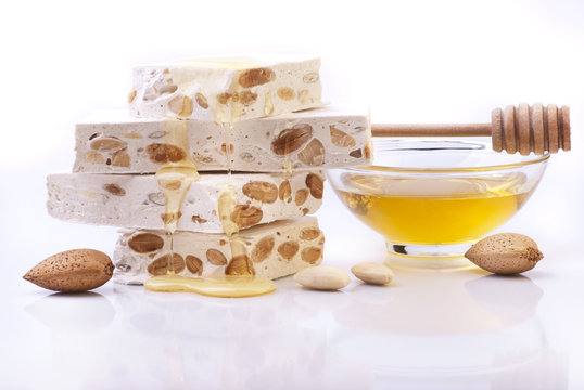 pezzi di torrone frantumato con mandorle e miele