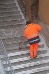 Strassenkehrer fegt Treppe