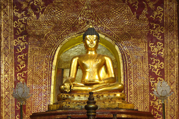 Obraz premium Golden Buddha at Phra Singh temple, Chiang Mai Thailand