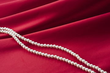 Fototapeta premium 赤いサテンのドレープとパール