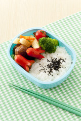 グリーンのランチョンマットとお弁当