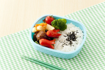 グリーンのランチョンマットとお弁当