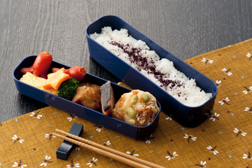 紺色の弁当箱とお箸と黒木目