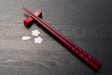箸と箸置きと黒木目と桜の切り紙