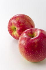二つの赤い林檎
