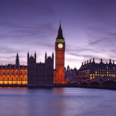 Fototapeta na wymiar Nocny widok na Houses of Parliament.