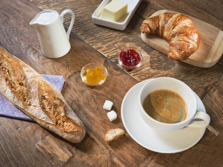 alter Tisch mit Frühstück wie in Frankreich (Serie)