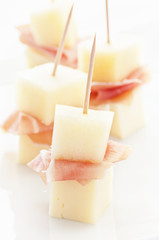 Canape mit Zuckermelone und Proscuitto