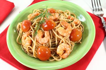 frisch gekochte Spaghetti mit Shrimps