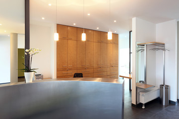 Empfangstresen mit Garderobe und Schrankwand