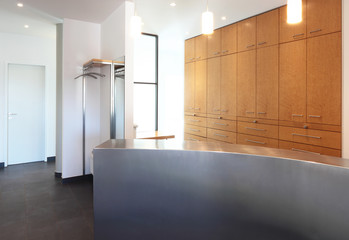 Tresen am Empfang mit Tür und Garderobe