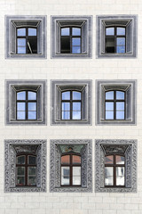 facciata con nove finestre