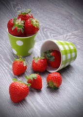 fragole in tazzine verdi in verticale