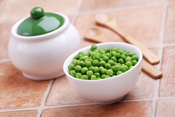 ciotola bianca con piselli freschi
