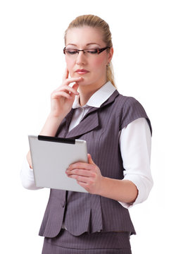 junge blonde Geschäftsfrau mit Tablet Computer beim nachdenken