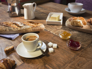 alter Tisch mit Frühstück wie in Frankreich (Serie)