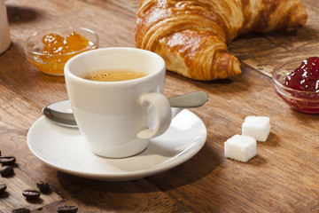 alter Tisch mit Frühstück wie in Frankreich (Serie)
