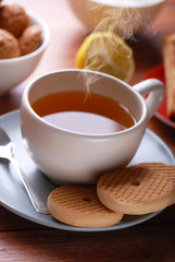 tè fumante con biscotti