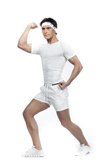 Спортсмен демонстрирует мышцы