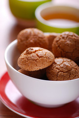 amaretti di saronno in ciotola bianca - due