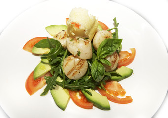 Салат из овощей и морских гребешков