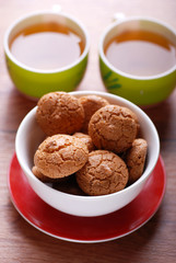 amaretti di saronno in ciotola bianca - quattro