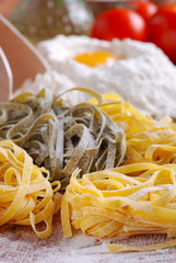 tagliatelle all'uovo con ingredienti - cinque
