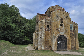 Fototapeta na wymiar Kaplica San Miguel de Lillo.