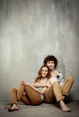 Obraz premium Artistic portrait of a young couple on a gray, textural backgrou