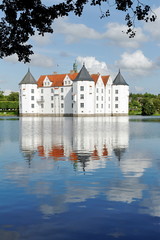 Fototapeta na wymiar Glücksburg Zamek z jeziora