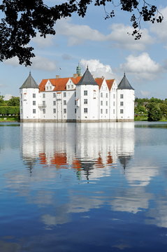 Schloss Glücksburg mit See