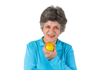 Seniorin isst Apfel
