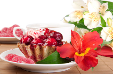 Obraz na płótnie Canvas Berry cake with jelly