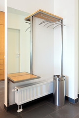 Moderne Garderobe mit Ablage, Spiegel und Schirmständer