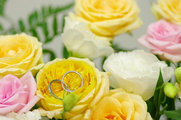 お花の中に指輪