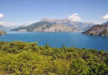 Fototapeta na wymiar Sztuczne jezioro Serre Ponçon, Francja