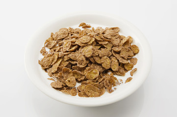 牛乳とコーンフレークのはいったお皿