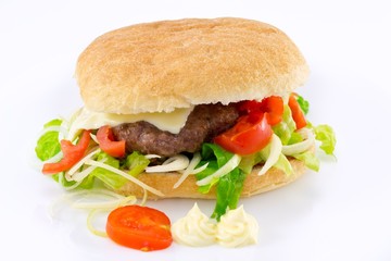 panino hamburger, cipolla, lattuga e pomodorini