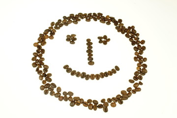 uśmiechnięta twarz usypana z ziaren kawy