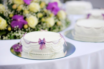 Obraz na płótnie Canvas Pyszne biały i fioletowy ozdobiony tort weselny