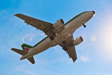 Fototapeta na wymiar Samolot startu nad głową