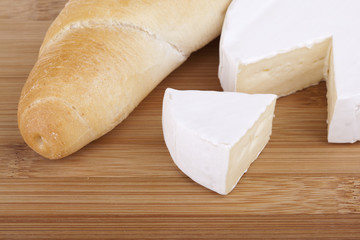 Pyszne śniadanie: ser camembert z rogalikami