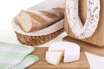 Pyszne śniadanie: ser camembert i salami z bagietką