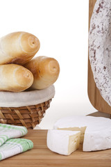 Pyszne śniadanie: ser camembert i salami z bagietką