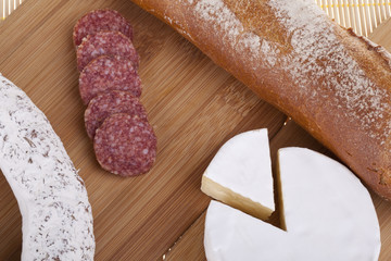Pyszne śniadanie: ser camembert i salami z bagietką