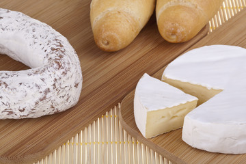 Pyszne śniadanie: ser camembert i salami z rogalikami