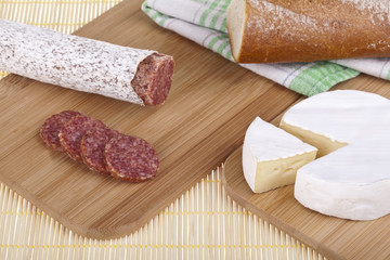 Pyszne śniadanie: ser camembert i salami z bagietką