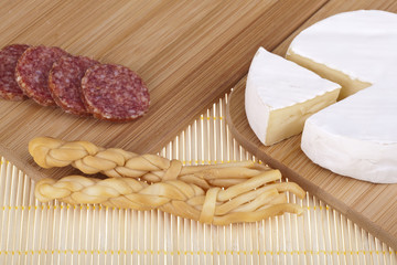 Pyszne śniadanie: ser camembert i salami